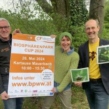 (v.l.n.r.) Biosphärenpark Wienerwald-Direktor DI Andreas Weiß und Dr.in Alexandra Wieshaider von den Österreichischen Bundesforsten und Stationsbetreuer DI Norbert Novak vom Österreichischen Orchideenschutz Netzwerk freuen sich auf viele motivierte Teams beim diesjährigen Biosphärenpark-Cup am 26. Mai 2024 in der Kartause Mauerbach.